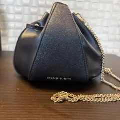 CHARLES&KEITH 巾着 型 ショルダー バッグ チェーン .