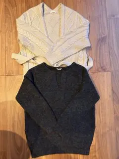 ホワイトケーブルニットとダークグレーVネック