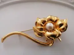 花形ブローチ　大ぶり　パール調装飾　ゴールドトーン　ヴィンテージ