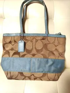 coach シグネチャー　水色　肩掛けハンドバッグ