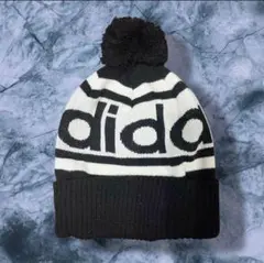 adidas ボンボン付きニット帽