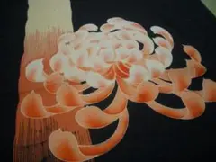 古布正絹錦紗はぎれ黒地に菊の花　106㎝　アンティーク昔着物リメイク古裂