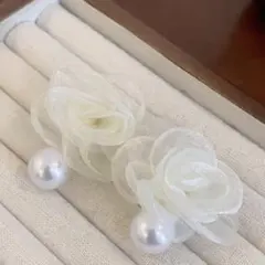 大ぶり フラワー ピアス パール 揺れる ホワイト 上品 結婚式
