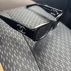 CHANEL ブラックサングラス ロゴ入りのサムネイル