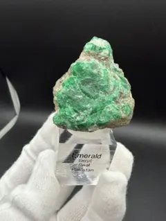 エメラルド 原石 母岩付き 鉱物標本 パイライト共生 - メルカリ