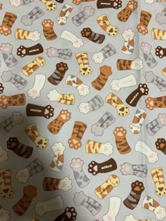 猫の足跡とおやつのプリント生地　オックス