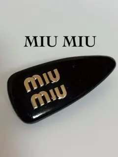 miu miu パテントレザーヘアクリップ ブラック - メルカリ