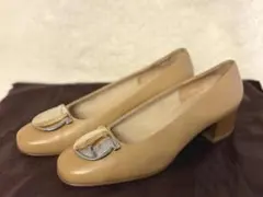 《値下げ中》フェラガモ　ベージュパンプスのサムネイル