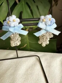 水色リボンと花モチーフのピアス