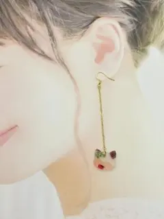 和柄 猫　レジン風　ゆらゆらピアス 金色チェーン浴衣に合う　ちりめん風　ねこ好き