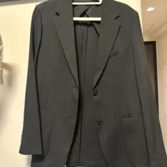ユニクロ黒のビジネススーツのサムネイル