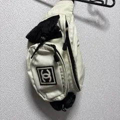 CHANEL ホワイト ボディバッグ