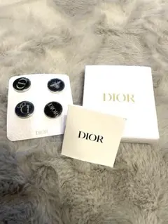 Dior ノベルティ　ピンバッジ4個セット （ギフトボックス付）