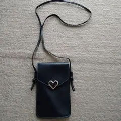 ブラック スマホショルダーバッグ ハート型金具付き