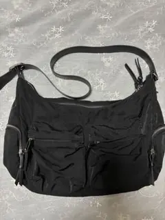 新品同様　ブラックナイロンショルダーバッグ
