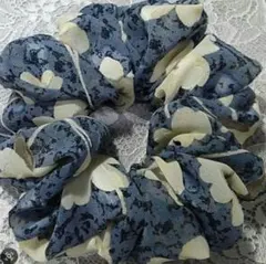 ハンドメイド ♡シュシュ フリル ターコイズブルー 花びら刺しゅう入 