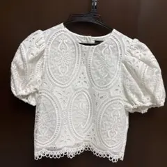 新品未使用 TSURU 刺繍入りホワイトパフスリーブトップス