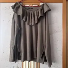 Kastane フリルオフショルダー長袖ゆったりトップスのサムネイル