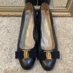 フェラガモパンプスヴァラリボンローヒールFerragamoネイビーゴールドローヒのサムネイル