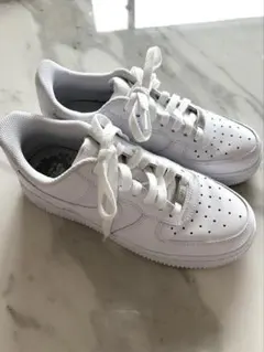 Nike Air Force 1 ホワイト スニーカーのサムネイル