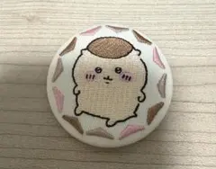 ちいかわ　くりまんじゅう刺繍缶バッチ