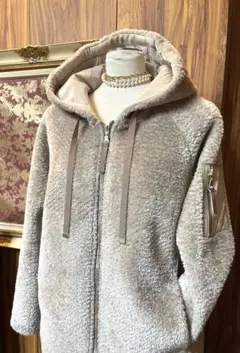 セレクト購入　46780円の高級もこもこ　ブルゾンジャケットフード付　グレージュ