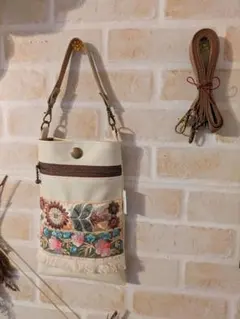 ハンドメイド★インド刺繍リボンスマホショルダーバッグ／白