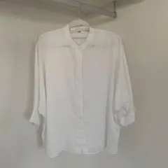 ユニクロ　ドルマンスリーブシャツ　ホワイト　ボタン付き