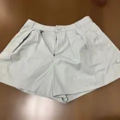 ライトグレー ショートパンツ ボタン付き