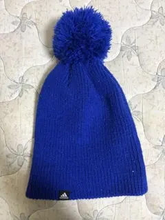 adidas 青 ポンポン付きニット帽