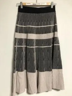 美品です！　ストライプ　幾何学模様　ニット　フレアスカート