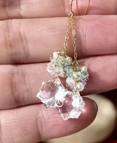 水晶の雪の結晶ピアス