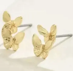 蝶の形状ゴールドピアス　可愛い　お洒落　個性的　カジュアル　新品　未使用