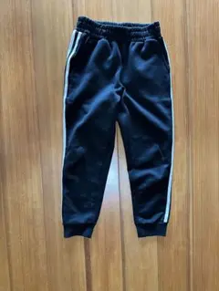 黒のスウェットパンツ サイドストライプ