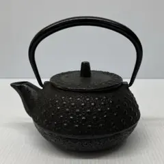 未使用品、保管品　南部岩鋳 四代目清末作 １５型　九重アラレ　南部鉄瓶 南部鉄器 鉄瓶 18型小槌アラレ 11005 Shinwadenki