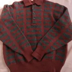 幾何学模様の赤とグレーのニットセーター