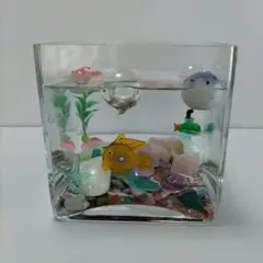 涼しげな、カラフルな魚の水槽型置物　ガラスケースのサムネイル