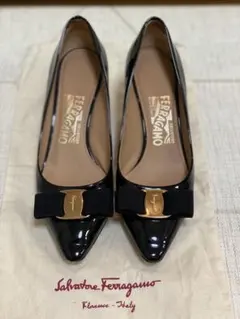 フェラガモ　エナメル　ヒール　リボン　パンプス　黒　22.5D