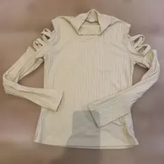 ベージュ カットアウトスリーブ 長袖カットソー