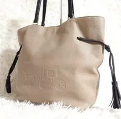 【美品】COACH トートバッグ レザー ベージュ 馬車ロゴ A4可 タッセル