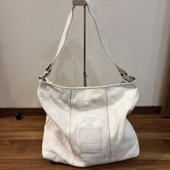 IOPELLE イオペレ 香水ボトル型押し レザー ショルダーバッグ 白 大容量のサムネイル