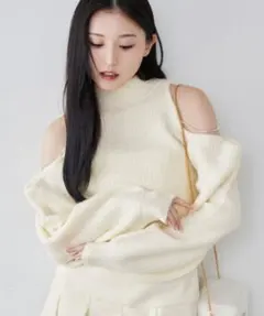 one after anotherNICE CLAUP 白ニット 肩あき ニット