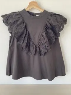 BEAMS HEART 刺繍フリルブラウス