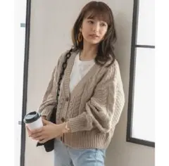 袖ボリューム・ショート丈　ケーブルニットカーディガン