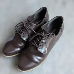 ダークブラウン レースアップシューズ