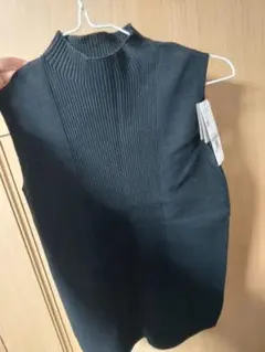 黒ハイネックノースリーブニット