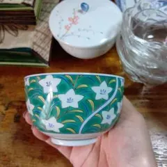 緑色の花柄浮彫り陶器ボウル 新品未使用】龍泉青磁器 翡翠色 浮彫り 花柄 陶器 ボウル 鉢 茶碗