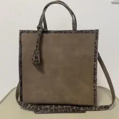 レオパード柄のブラウンハンドバッグ