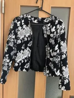 H&Mノーカラージャケット 黒・白 フラワープリント ブルゾン