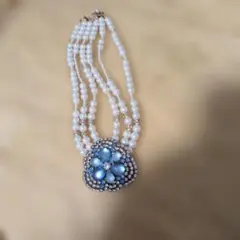 パールと青い花のネックレスチョーカーにも。